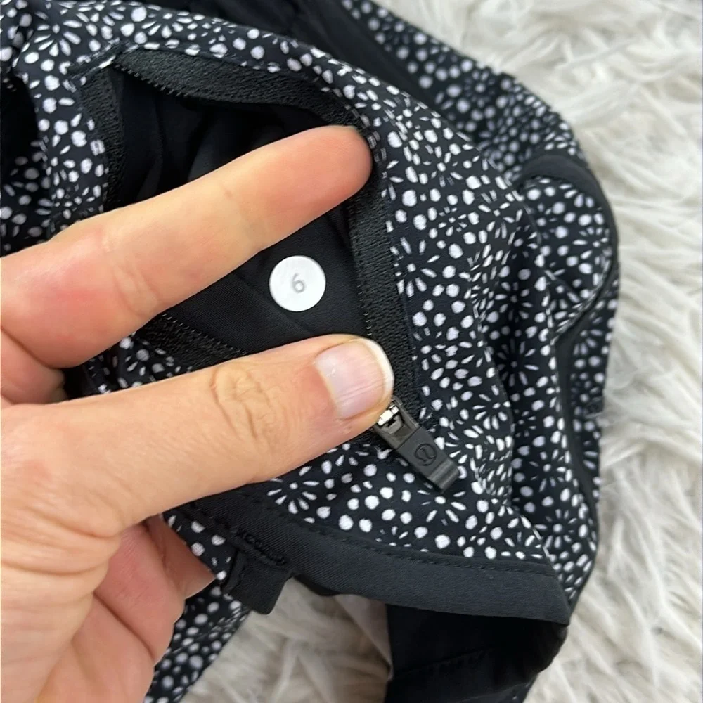 Lululemon Tracker Short IV Freckle Flower Black White / Black